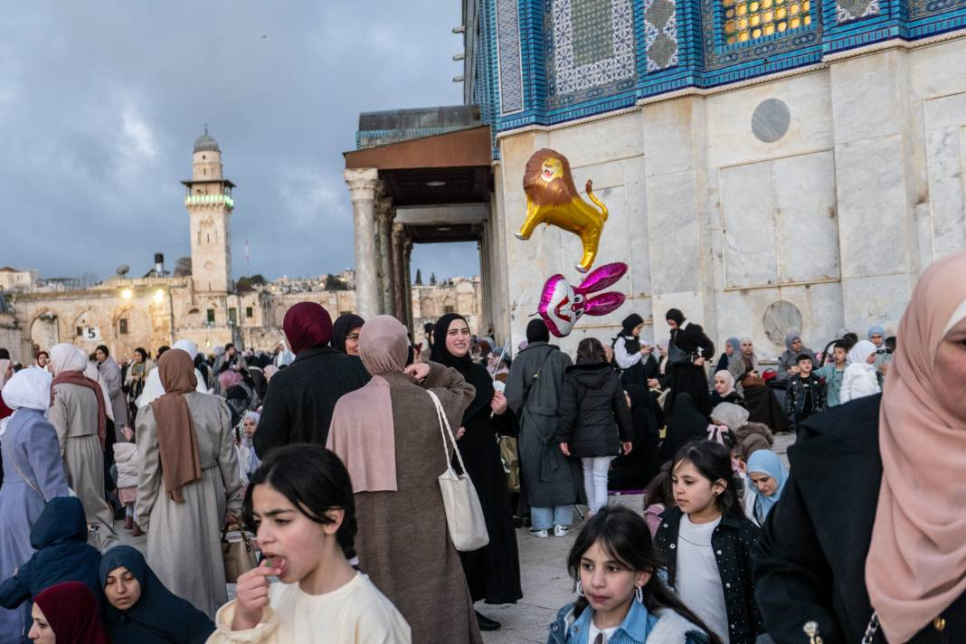 İsrail’in kısıtlamalarına rağmen akın ettiler: 120 Bin Filistinli Mescid-i Aksa’da saf tuttu - Resim: 27